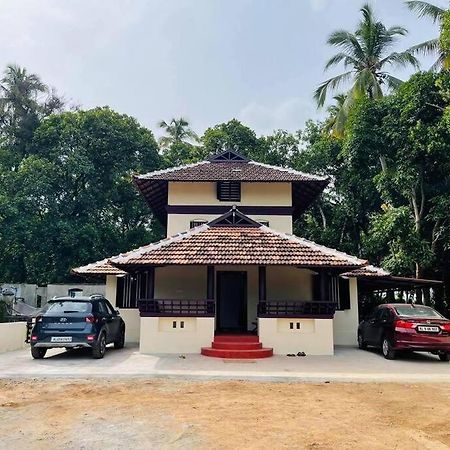 Neermathalam, A Traditional Kerala Tharavadu Villa Palakkad Exterior photo